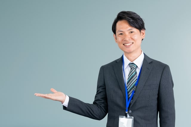 運送管理システムについて説明する人物