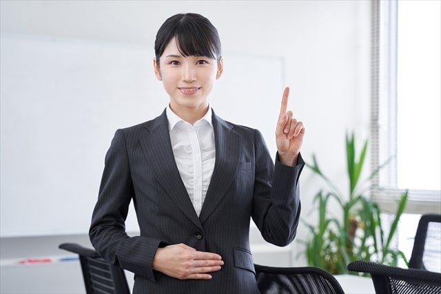 配車管理システムについて説明する人物